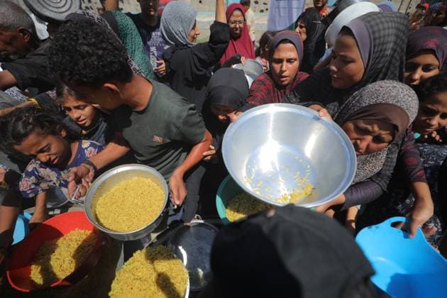 Hot meals distributed to Palestinians in Gaza DEIR AL-BALAH, GAZA - SEPTEMBER 17: Palestinians, carrying pots and pans, line up for hot meals as a charity distributes food in Deir al-Balah, Gaza, amid ongoing Israeli blockade and attacks that severely restrict access to food, on September 17, 2025. Many arrive carrying pots, pans, and containers, hoping to secure a portion of food. Hassan Jedi Anadolu Deir al-Balah Gaza. Editorial use only. Please get in touch for any other usage.  Copyright: x2025xAnadoluxHassanxJedix