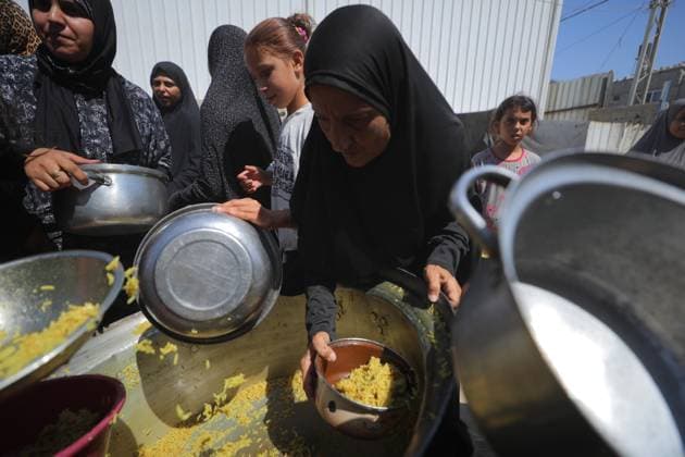 Hot meals distributed to Palestinians in Gaza DEIR AL-BALAH, GAZA - SEPTEMBER 17: Palestinians, carrying pots and pans, line up for hot meals as a charity distributes food in Deir al-Balah, Gaza, amid ongoing Israeli blockade and attacks that severely restrict access to food, on September 17, 2025. Many arrive carrying pots, pans, and containers, hoping to secure a portion of food. Hassan Jedi Anadolu Deir al-Balah Gaza. Editorial use only. Please get in touch for any other usage.  Copyright: x2025xAnadoluxHassanxJedix
