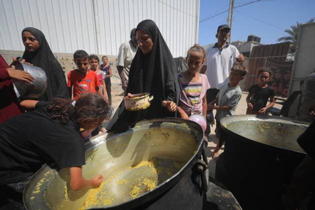 Hot meals distributed to Palestinians in Gaza DEIR AL-BALAH, GAZA - SEPTEMBER 17: Palestinians, carrying pots and pans, line up for hot meals as a charity distributes food in Deir al-Balah, Gaza, amid ongoing Israeli blockade and attacks that severely restrict access to food, on September 17, 2025. Many arrive carrying pots, pans, and containers, hoping to secure a portion of food. Hassan Jedi Anadolu Deir al-Balah Gaza. Editorial use only. Please get in touch for any other usage.  Copyright: x2025xAnadoluxHassanxJedix