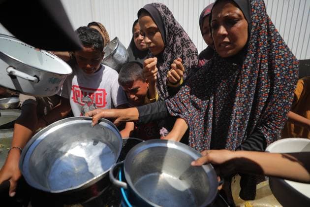 Hot meals distributed to Palestinians in Gaza DEIR AL-BALAH, GAZA - SEPTEMBER 17: Palestinians, carrying pots and pans, line up for hot meals as a charity distributes food in Deir al-Balah, Gaza, amid ongoing Israeli blockade and attacks that severely restrict access to food, on September 17, 2025. Many arrive carrying pots, pans, and containers, hoping to secure a portion of food. Hassan Jedi Anadolu Deir al-Balah Gaza. Editorial use only. Please get in touch for any other usage.  Copyright: x2025xAnadoluxHassanxJedix