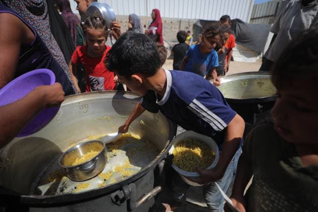 Hot meals distributed to Palestinians in Gaza DEIR AL-BALAH, GAZA - SEPTEMBER 17: Palestinians, carrying pots and pans, line up for hot meals as a charity distributes food in Deir al-Balah, Gaza, amid ongoing Israeli blockade and attacks that severely restrict access to food, on September 17, 2025. Many arrive carrying pots, pans, and containers, hoping to secure a portion of food. Hassan Jedi Anadolu Deir al-Balah Gaza. Editorial use only. Please get in touch for any other usage.  Copyright: x2025xAnadoluxHassanxJedix
