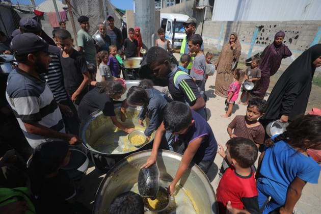 Hot meals distributed to Palestinians in Gaza DEIR AL-BALAH, GAZA - SEPTEMBER 17: Palestinians, carrying pots and pans, line up for hot meals as a charity distributes food in Deir al-Balah, Gaza, amid ongoing Israeli blockade and attacks that severely restrict access to food, on September 17, 2025. Many arrive carrying pots, pans, and containers, hoping to secure a portion of food. Hassan Jedi Anadolu Deir al-Balah Gaza. Editorial use only. Please get in touch for any other usage.  Copyright: x2025xAnadoluxHassanxJedix