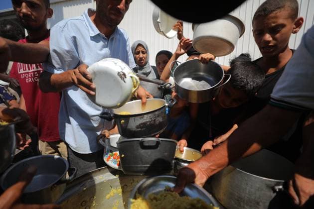 Hot meals distributed to Palestinians in Gaza DEIR AL-BALAH, GAZA - SEPTEMBER 17: Palestinians, carrying pots and pans, line up for hot meals as a charity distributes food in Deir al-Balah, Gaza, amid ongoing Israeli blockade and attacks that severely restrict access to food, on September 17, 2025. Many arrive carrying pots, pans, and containers, hoping to secure a portion of food. Hassan Jedi Anadolu Deir al-Balah Gaza. Editorial use only. Please get in touch for any other usage.  Copyright: x2025xAnadoluxHassanxJedix