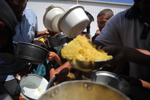 Hot meals distributed to Palestinians in Gaza DEIR AL-BALAH, GAZA - SEPTEMBER 17: Palestinians, carrying pots and pans, line up for hot meals as a charity distributes food in Deir al-Balah, Gaza, amid ongoing Israeli blockade and attacks that severely restrict access to food, on September 17, 2025. Many arrive carrying pots, pans, and containers, hoping to secure a portion of food. Hassan Jedi Anadolu Deir al-Balah Gaza. Editorial use only. Please get in touch for any other usage.  Copyright: x2025xAnadoluxHassanxJedix