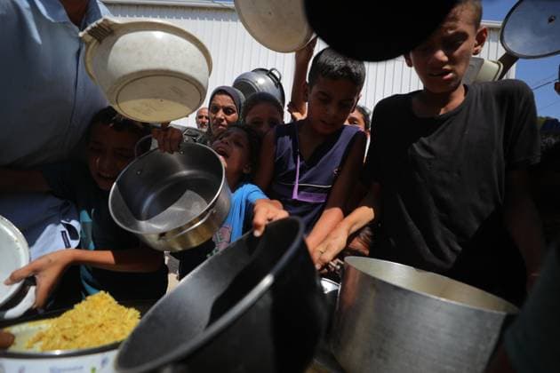 Hot meals distributed to Palestinians in Gaza DEIR AL-BALAH, GAZA - SEPTEMBER 17: Palestinians, carrying pots and pans, line up for hot meals as a charity distributes food in Deir al-Balah, Gaza, amid ongoing Israeli blockade and attacks that severely restrict access to food, on September 17, 2025. Many arrive carrying pots, pans, and containers, hoping to secure a portion of food. Hassan Jedi Anadolu Deir al-Balah Gaza. Editorial use only. Please get in touch for any other usage.  Copyright: x2025xAnadoluxHassanxJedix