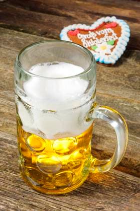Maßkrug Bier vom Oktoberfest in München Ein Maßkrug gefüllt mit Bier auf dem Oktoberfest in München als Symbolbild - digital bearbeitet