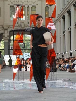 Simorra Fashion Show At Mercedes-Benz Fashion Week Madrid Models walk the runway for Simorra during Mercedes-Benz Fashion Week 2025, celebrating its 40th anniversary at the Cibeles Palace in Madrid, Spain, on September 17. Madrid Madrid Spain  Copyright: xAaronxHerediax originalFilename: herediasanchez-simorraf250917_npxQf