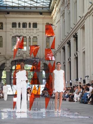 Simorra Fashion Show At Mercedes-Benz Fashion Week Madrid Models walk the runway for Simorra during Mercedes-Benz Fashion Week 2025, celebrating its 40th anniversary at the Cibeles Palace in Madrid, Spain, on September 17. Madrid Madrid Spain  Copyright: xAaronxHerediax originalFilename: herediasanchez-simorraf250917_npXW0
