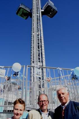 Ulrike Grimm Stadtraetin Manuel Pretzl Stadtrat Dieter ReIter Oberbuergermeister vor NEUEN Fahrgescheaft Sky Lift Muenchen 18.09.2025 Theresienwiesn Oktoberfest -Museumszelt, Oide Wiesn-Presserundgang Muenchen