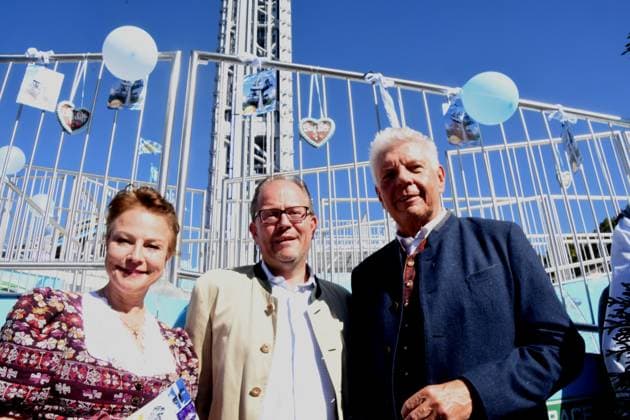 Ulrike Grimm Stadtraetin Manuel Pretzl Stadtrat Dieter ReIter Oberbuergermeister vor NEUEN Fahrgescheaft Sky Lift Muenchen 18.09.2025 Theresienwiesn Oktoberfest -Museumszelt, Oide Wiesn-Presserundgang Muenchen