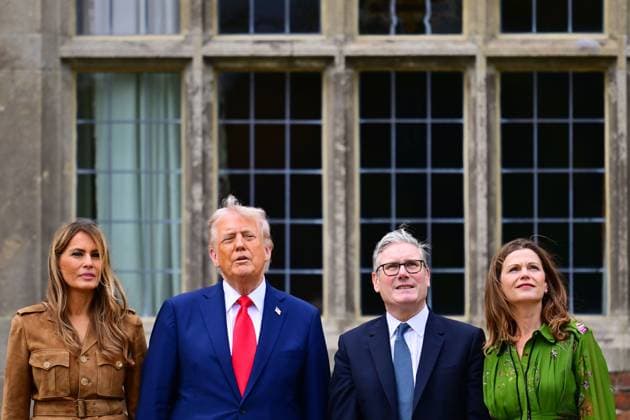Bilder des Jahres 2025, News September 09 US President Donald Trump state visit to the UK, Business Event, Day 3, Chequers, Aylesbury, UK - 18 Sep 2025 First Lady Melania Trump, United States Donald Trump, Sir Keir Starmer and Lady Victoria Starmer watch parachutists at Chequers US President Donald Trump state visit to the UK, Business Event, Day 3, Chequers, Aylesbury, UK - 18 Sep 2025, Credit:Victoria Jones Shutterstock Avalon United Kingdom, Chequers Copyright: xVictoriaxJones Shutterstockx xAvalonx 1038398935