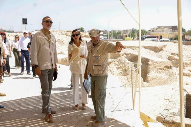Spain s King Felipe VI (L) and Queen Letizia (C) visit archaeological excavation projects led by Spanish researchers in Luxor, Egypt, 19 September 2025. The Spanish Royal Couple end their visit to Egypt. Spain s King and Queen visit Egypt !ACHTUNG: NUR REDAKTIONELLE NUTZUNG! Copyright: xJuanJoxMartínx GRAF7630 20250919-55017969158_1