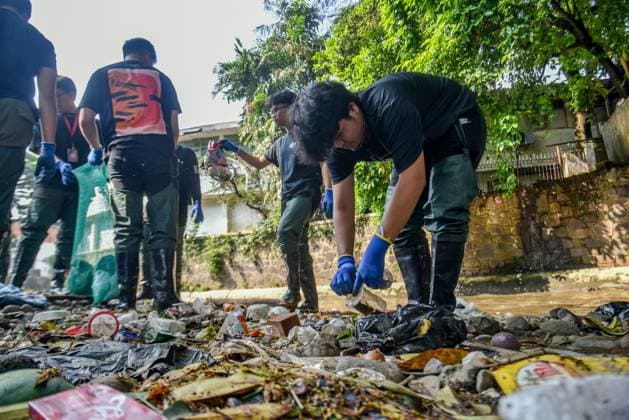 September 20, 2025, Bandung, West Java, Indonesia: Volunteers participated in a cleanup of the Cikapundung River as part of World Cleanup Day in Bandung, West Java. The cleanup took place in a section of the river with a high concentration of plastic and household waste. The program, initiated by River Cleanup Indonesia, involved environmental volunteers and students and collected 2,230.48 kilograms of waste. Bandung Indonesia - ZUMAr272 20250920_zip_r272_001 Copyright: xDimasxRachmatsyahx