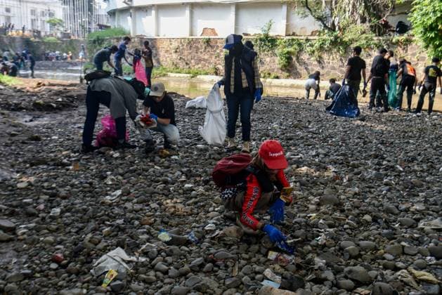 September 20, 2025, Bandung, West Java, Indonesia: Volunteers participated in a cleanup of the Cikapundung River as part of World Cleanup Day in Bandung, West Java. The cleanup took place in a section of the river with a high concentration of plastic and household waste. The program, initiated by River Cleanup Indonesia, involved environmental volunteers and students and collected 2,230.48 kilograms of waste. Bandung Indonesia - ZUMAr272 20250920_zip_r272_002 Copyright: xDimasxRachmatsyahx
