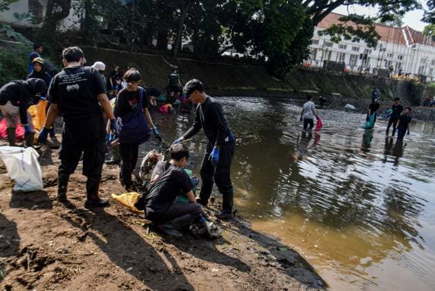 September 20, 2025, Bandung, West Java, Indonesia: Volunteers participated in a cleanup of the Cikapundung River as part of World Cleanup Day in Bandung, West Java. The cleanup took place in a section of the river with a high concentration of plastic and household waste. The program, initiated by River Cleanup Indonesia, involved environmental volunteers and students and collected 2,230.48 kilograms of waste. Bandung Indonesia - ZUMAr272 20250920_zip_r272_003 Copyright: xDimasxRachmatsyahx