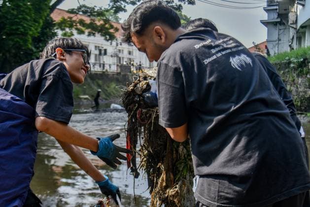 September 20, 2025, Bandung, West Java, Indonesia: Volunteers participated in a cleanup of the Cikapundung River as part of World Cleanup Day in Bandung, West Java. The cleanup took place in a section of the river with a high concentration of plastic and household waste. The program, initiated by River Cleanup Indonesia, involved environmental volunteers and students and collected 2,230.48 kilograms of waste. Bandung Indonesia - ZUMAr272 20250920_zip_r272_004 Copyright: xDimasxRachmatsyahx