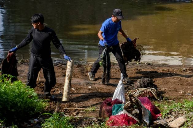 September 20, 2025, Bandung, West Java, Indonesia: Volunteers participated in a cleanup of the Cikapundung River as part of World Cleanup Day in Bandung, West Java. The cleanup took place in a section of the river with a high concentration of plastic and household waste. The program, initiated by River Cleanup Indonesia, involved environmental volunteers and students and collected 2,230.48 kilograms of waste. Bandung Indonesia - ZUMAr272 20250920_zip_r272_007 Copyright: xDimasxRachmatsyahx