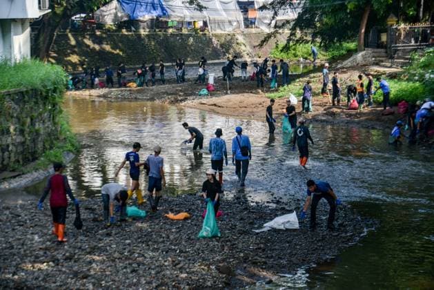 September 20, 2025, Bandung, West Java, Indonesia: Volunteers participated in a cleanup of the Cikapundung River as part of World Cleanup Day in Bandung, West Java. The cleanup took place in a section of the river with a high concentration of plastic and household waste. The program, initiated by River Cleanup Indonesia, involved environmental volunteers and students and collected 2,230.48 kilograms of waste. Bandung Indonesia - ZUMAr272 20250920_zip_r272_005 Copyright: xDimasxRachmatsyahx
