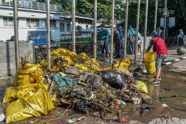 September 20, 2025, Bandung, West Java, Indonesia: Volunteers participated in a cleanup of the Cikapundung River as part of World Cleanup Day in Bandung, West Java. The cleanup took place in a section of the river with a high concentration of plastic and household waste. The program, initiated by River Cleanup Indonesia, involved environmental volunteers and students and collected 2,230.48 kilograms of waste. Bandung Indonesia - ZUMAr272 20250920_zip_r272_006 Copyright: xDimasxRachmatsyahx