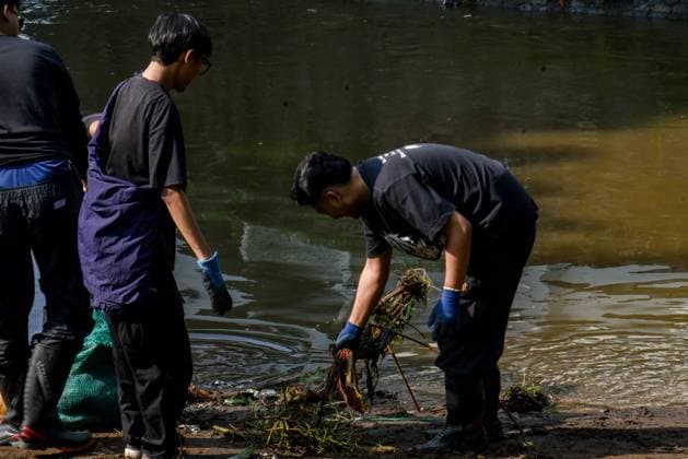September 20, 2025, Bandung, West Java, Indonesia: Volunteers participated in a cleanup of the Cikapundung River as part of World Cleanup Day in Bandung, West Java. The cleanup took place in a section of the river with a high concentration of plastic and household waste. The program, initiated by River Cleanup Indonesia, involved environmental volunteers and students and collected 2,230.48 kilograms of waste. Bandung Indonesia - ZUMAr272 20250920_zip_r272_009 Copyright: xDimasxRachmatsyahx