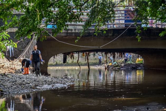 September 20, 2025, Bandung, West Java, Indonesia: Volunteers participated in a cleanup of the Cikapundung River as part of World Cleanup Day in Bandung, West Java. The cleanup took place in a section of the river with a high concentration of plastic and household waste. The program, initiated by River Cleanup Indonesia, involved environmental volunteers and students and collected 2,230.48 kilograms of waste. Bandung Indonesia - ZUMAr272 20250920_zip_r272_012 Copyright: xDimasxRachmatsyahx