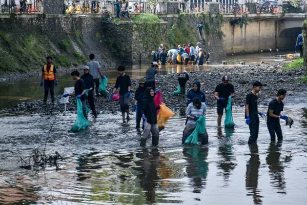 September 20, 2025, Bandung, West Java, Indonesia: Volunteers participated in a cleanup of the Cikapundung River as part of World Cleanup Day in Bandung, West Java. The cleanup took place in a section of the river with a high concentration of plastic and household waste. The program, initiated by River Cleanup Indonesia, involved environmental volunteers and students and collected 2,230.48 kilograms of waste. Bandung Indonesia - ZUMAr272 20250920_zip_r272_013 Copyright: xDimasxRachmatsyahx