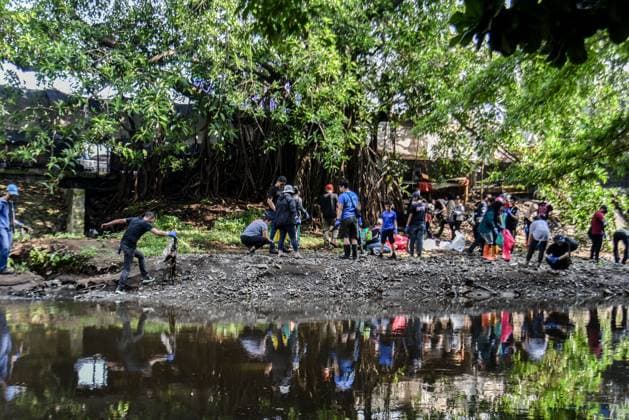 September 20, 2025, Bandung, West Java, Indonesia: Volunteers participated in a cleanup of the Cikapundung River as part of World Cleanup Day in Bandung, West Java. The cleanup took place in a section of the river with a high concentration of plastic and household waste. The program, initiated by River Cleanup Indonesia, involved environmental volunteers and students and collected 2,230.48 kilograms of waste. Bandung Indonesia - ZUMAr272 20250920_zip_r272_010 Copyright: xDimasxRachmatsyahx