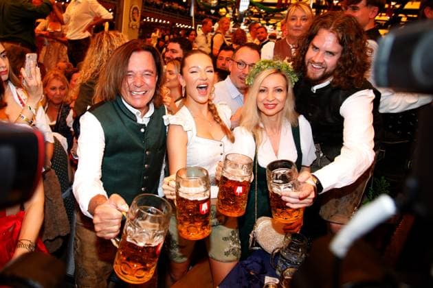 Bilder des Jahres 2025, Entertainment 09 September 190. Münchner Oktoberfest München, 20.9.2025 Juergen Drews, Tochter Joelina Drews, Ramona Drews und Adrian Louis, Freund von Joelina Drews Eröffung des 190. Münchner Oktoberfest im Schottenhamel auf der Theresienwiese in München 1. Tag Bayern Germany Copyright: xMatthiasxGränzdörferx