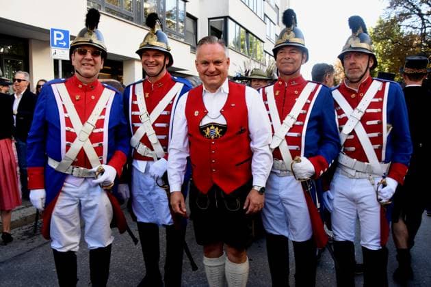 Dr Christian Scharpf Wirtschaftsreferent mit Stadtwache Muenchen 20.09.2025 Oktoberfestzug Aufstellung der Oktoberfest Wirte und Brauereien Festwagen Muenchen