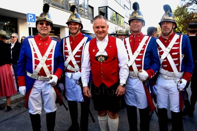Dr Christian Scharpf Wirtschaftsreferent mit Stadtwache Muenchen 20.09.2025 Oktoberfestzug Aufstellung der Oktoberfest Wirte und Brauereien Festwagen Muenchen