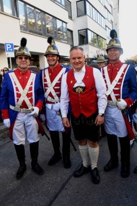 Dr Christian Scharpf Wirtschaftsreferent mit Stadtwache Muenchen 20.09.2025 Oktoberfestzug Aufstellung der Oktoberfest Wirte und Brauereien Festwagen Muenchen