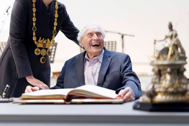 Bilder des Jahres 2025, Entertainment 09 September Komponist Ludwig Sebus, Grandsigneur des Kölner Karneval, bei seiner Eintragung ins Goldene Buch der Stadt Köln. Ludwig ist am 5. September 2025 stolze 100 Jahre alt geworden. (Bild leicht retuschiert) Köln, 21.09.2025 NRW Deutschland Copyright: xChristophxHardtx