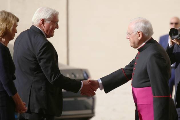 Bilder des Jahres 2025, News September 09 Vatikanstadt, Vatikan, 22.09.2025: Bundespräsident reist nach Rom Italien und in den Vatikan: Elke Büdenbender und Frank-Walter Steinmeier bei der Begrüßung durch Monsignore Leonardo Sapienza vor der Privataudienz mit Papst Leo XIV Copyright: xdtsxNachrichtenagenturx dts_83357