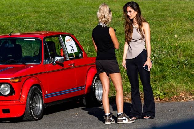 19.09.2025, GER, Motorsport, Maenner Frauen, Saison 2025, 24. Creme21 Youngtimer Rallye Bilster Berg - Kassel Die 24. Creme21 Youngtimer Rallye führte auf den schönsten Nebenstraßen Deutschlands auch durch den Thüringer Wald Thüringen. Am Start der 4tägigen Veranstaltung standen 228 Teams. Auf dem Parkplatz des Ahorn Berghotel ging es in den dritten Wertungstag. Im Bild Nadine Walter (Halle77) gemeinsam mit Julia Meck Kraemer 99894 Friedrichroda Ahorn Berghotel Thüringen Deutschland