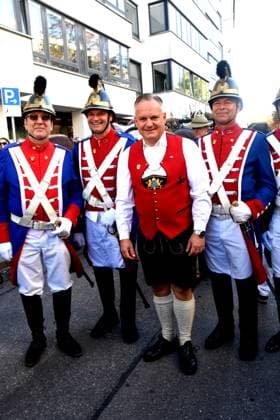 Dr Christian Scharpf Wirtschaftsreferent mit Stadtwache Muenchen 20.09.2025 Oktoberfestzug Aufstellung der Oktoberfest Wirte und Brauereinen Festwagen Muenchen