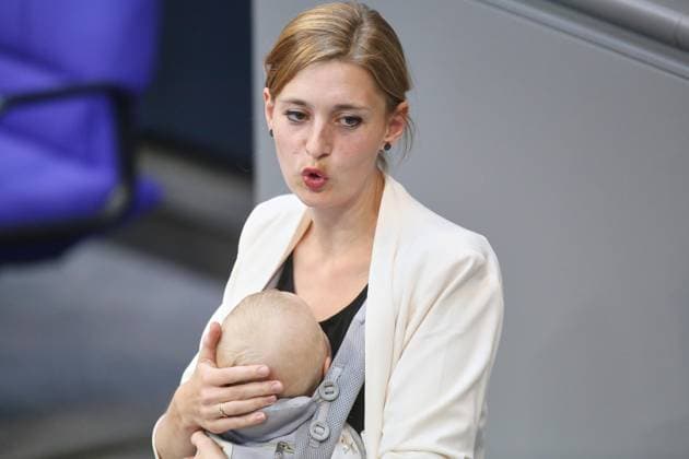 Bilder des Jahres 2025, News September 09 News Bilder des Tages Berlin, Deutschland, 23.09.2025: Deutscher Bundestag: 26. Bundestagssitzung - Haushaltswoche: Hanna Steinmüller, Grüne, hält als erste Abgeordnete im Hohen Haus eine Rede mit Baby in der Tragetasche Copyright: xdtsxNachrichtenagenturx dts_84068