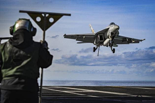 Bilder des Jahres 2025, News September 09 US-Flugzeugträger USS Gerald R. Ford in der Nordsee vor Norwegen ** NUR FÜR REDAKTIONELLE ZWECKE ** EDITORIAL USE ONLY **<p>US-Flugzeugträger USS Gerald R. Ford in der Nordsee vor Norwegen, eine Boeing F A-18E F Super Hornet der US Navy landet auf dem Flugdeck, fotografiert am 24. September 2025 in der Nordsee vor Norwegen. Berlin Berlin Berlin Copyright: MaurizioxGambarini