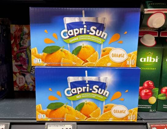 Hier der Blick im Supermarkt, Discounter auf zwei Verpackungen Capri Sun Getränk, Orange, 10 Stück
