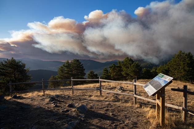 Bilder des Jahres 2025, News September 09 The fire in the surroundings of Pico del Lobo Guadalajara burns more than 700 hectares View of the fire in the surroundings of Pico del Lobo, from the Mirador del Pico del Lobo, on September 26, 2025, in Penalba de la Sierra, Guadalajara, Castilla La Mancha Spain The fire declared last Sunday because of a lightning strike, in a place of Pico del Lobo, in the Guadalajara district of Penalba de la Sierra, continues active and at level 1 after burning more than 700 hectares of scrubland and pine forest in an area of high mountains and difficult access 26 SEPTEMBER 2025 FIRE FOREST FIRE LIGHTNING PICO DEL LOBO CALCINATION CALCINA GUADALAJARA PUERTO DE LA QUESERA RIAZA SEGOVIA CASTILLA LEÓN CASTILLA LA MANCHA Spain Copyright: xRafaelxBastantex 6982795