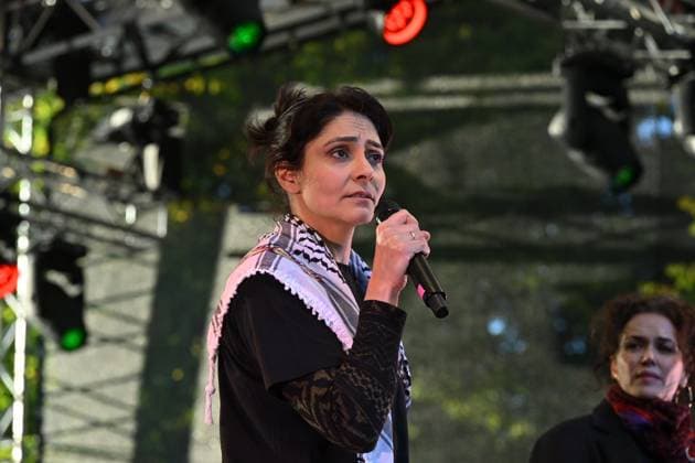 Bilder des Jahres 2025, News September 09 News Bilder des Tages Kundgebung All Eyes on Gaza am Samstag (27.09.2025) an der Siegessaeule im Tiergarten in Berlin. (Foto: Schauspielerin Pegah Ferydoni, Moderation der Kundgebung) Mehr als 50 Organisationen unterstuetzen den Aufruf zur Kundgebung, darunter Amnesty International und medico international. Das breite Buendnis will damit in Berlin ein Zeichen gegen den Krieg in Gaza und Waffenlieferungen an Israel setzen. (Siehe epd-Meldung vom 27.09.2025) EDITORIAL USE ONLY