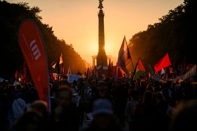 Bilder des Jahres 2025, News September 09 Pro-Palästinensische Demo in Berlin Am 27.09.2025 demonstrierten ca. 60000 Menschen gegen den Krieg in Gaza. Unter dem Motto Zusammen für Gaza. Stoppt den Völkermord. Keine Waffenlieferungen für Israel. Humanitäre Hilfe jetzt. liefen die Demonstranten zusammen zum Großen Stern, wo Kundgebung All Eyes on Gaza stattfand. Aufgerufen hat ein breites Bündnis, wozu unter anderem auch Amnesty International, Medico International und auch die Partei die Linke zählen., Berlin Berlin Deutschland Mitte
