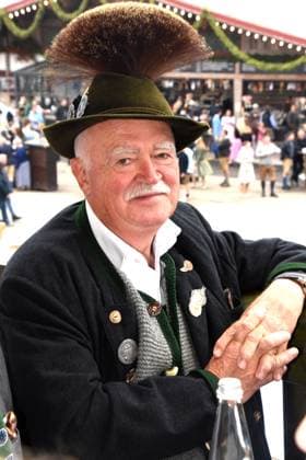 Dr Peter Gauweiler MdB a.D Muenchen 28.09.2025 Theresienwiese Oktoberfest Standkonzert der Wiesnkapellen unter der Bavaria Gaeste im Loewenbraeu Festzelt Dachgarten Muenchen