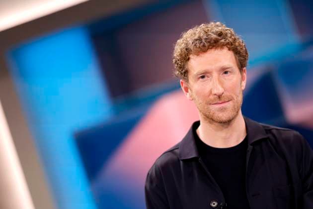 Moderator Louis Klamroth in der ARD-Talkshow hart aber fair in den WDR-Studios Köln. Köln, 29.09.2025 NRW Deutschland Copyright: xChristophxHardtx