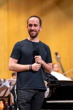 26.09.2025, Internationales Klassikfestival: Festival der Nationen 2025, im Kurhaus Bad Wörishofen (Unterallgäu), Klassik for Kids: Schulkonzert für Schülerinnen und Schüler im Kursaal mit dem vbw-Festivalorchester und Christoph Adt (Dirigent), Stargast der Pianist Igor Levit (Deutschland), hier bei einer Ansprache an die Kids. 26.09.2025, Klassikfestival Bad Wörishofen 26.09.2025, Klassikfestival Bad Wörishofen