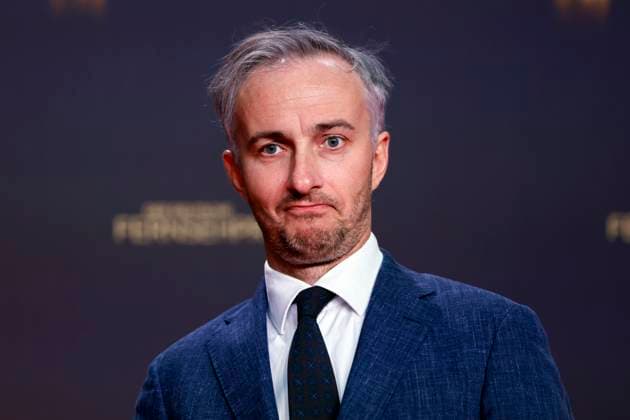 Entertainer und Satiriker Jan Böhmermann auf dem Red Carpet beim Deutschen Fernsehpreis 2024 in den MMC-Studios in Ossendorf. In den vergangenen Monaten nahm die Kritik an Böhmermann zu. Mehrfach war der Satiriker im Herbst 2025 Gegenstand öffentlicher Auseinandersetzungen, wodurch vermehrt Spekulationen über eine mögliche Trennung zwischen Böhmermann und dem ZDF entstanden. Köln, 25.09.2024 NRW Deutschland Copyright: xChristophxHardtx