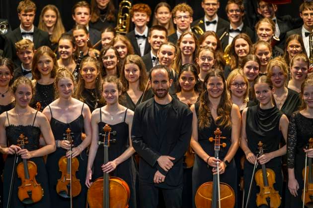 27.09.2025, Internationales Klassikfestival: Festival der Nationen 2025, im Kurhaus Bad Wörishofen (Unterallgäu), Igor Levit, Klavier. Mit dem vbw Festivalorchester unter Dirigent Christoph Adt. Gruppenfoto im Kurtheater. Mitte: Igor Levit 27.09.2025, Klassikfestival Bad Wörishofen 27.09.2025, Klassikfestival Bad Wörishofen