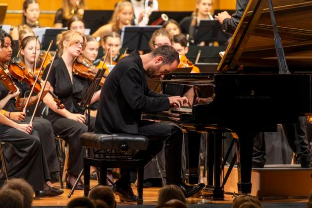 27.09.2025, Internationales Klassikfestival: Festival der Nationen 2025, im Kurhaus Bad Wörishofen (Unterallgäu), Igor Levit, Klavier. Mit dem vbw Festivalorchester unter Dirigent Christoph Adt. 27.09.2025, Klassikfestival Bad Wörishofen 27.09.2025, Klassikfestival Bad Wörishofen