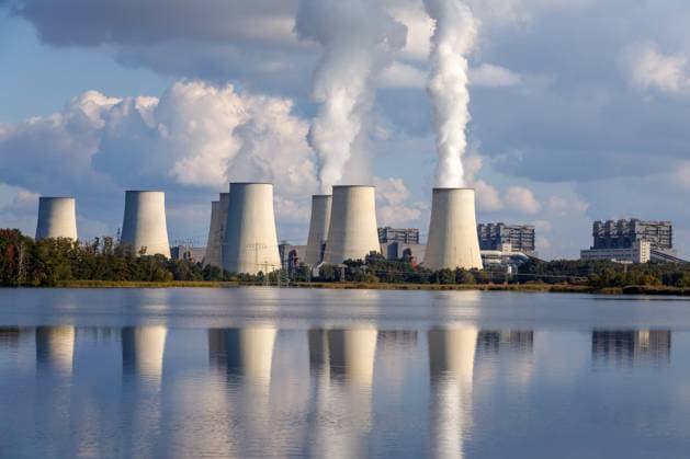 Kraftwerk Jaenschwalde DEU Deutschland Brandenburg Peitz, 03.10.2025, Kraftwerk Jaenschwalde, Blick uber die Peitzer Teiche zum Braunkohlekraftwerk Jaenschwalde (LEAG).