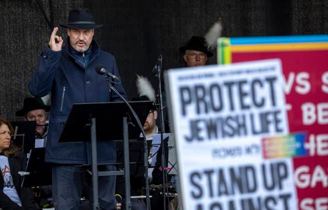 News Bilder des Tages Markus Söder DEMO Gedenkkundgebung gegen Antisemitismus Judenhaß Freilassung der Hamas Geiseln auf dem Königsplatz in München Datum: 05.10.2025