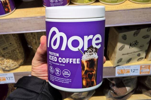 IMAGO Creative, Food, Trend, Iced Coffee More Protein Iced Coffee aus der Dose. The Quality Group GmbH ist ein deutsches Unternehmen, das Nahrungsergänzungsmittel und Lebensmittel herstellt und vertreibt. Das Unternehmen ist bekannt für seine Marken wie More Nutrition, ESN und Foodist und fungiert als Holding-Gesellschaft.